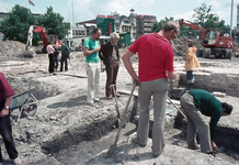 830321 Afbeelding van archeologen tijdens de opgravingen van het vroegere kasteel Vredenburg op het Vredenburg te ...